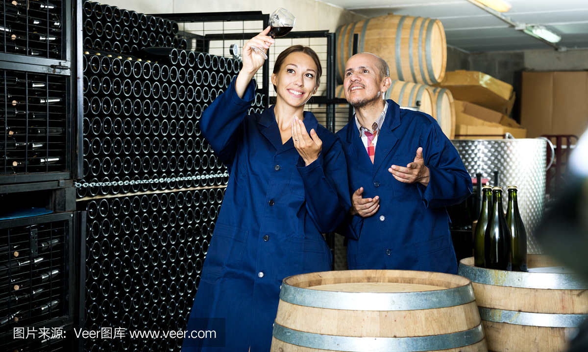 兩個釀酒廠的工人拿著酒杯